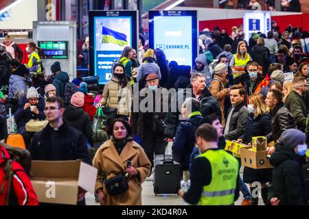 Les réfugiés ukrainiens qui sont arrivés d'Ukraine sont vus à la gare principale de Cracovie, en Pologne, sur 10 mars 2022. L'invasion russe en Ukraine provoque un exode massif de réfugiés vers la Pologne. (Photo de Beata Zawrzel/NurPhoto) Banque D'Images