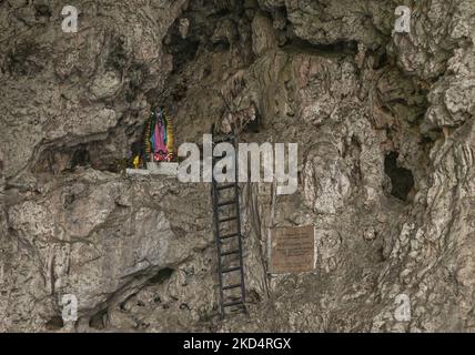 Sanctuaire à l'intérieur de la Cueva de los Colores. Grotte des couleurs dans le parc national du Sumidero Canyon près de Tuxtla Gutiérrez. Mercredi, 9 mars 2022, à Tuxtla Gutiérrez, Chiapas, Mexique. (Photo par Artur Widak/NurPhoto) Banque D'Images