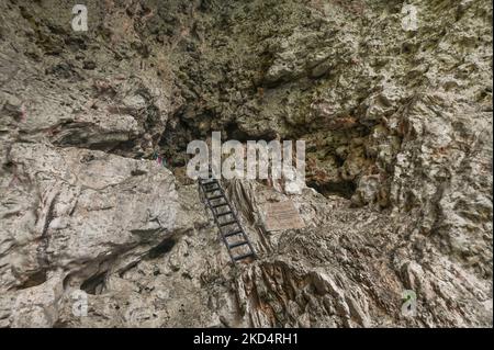 Sanctuaire à l'intérieur de la Cueva de los Colores. Grotte des couleurs dans le parc national du Sumidero Canyon près de Tuxtla Gutiérrez. Mercredi, 9 mars 2022, à Tuxtla Gutiérrez, Chiapas, Mexique. (Photo par Artur Widak/NurPhoto) Banque D'Images