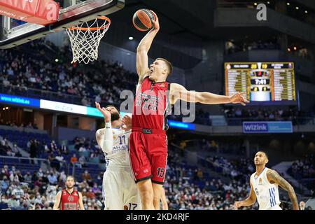 Kaleb Tarczewski (AX Armani Exchange Milan) Dunk pendant le championnat d'Euroligue de basket Real Madrid Baloncesto vs Un X Armani Exchange Milano sur 10 mars 2022 au Palacio de Deportes à Madrid, Espagne (photo de Simone Lucarelli/LiveMedia/NurPhoto) Banque D'Images