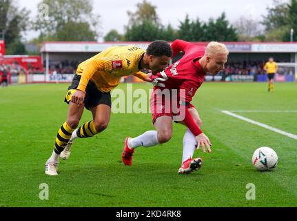 Ryan Broom (à droite) de Cheltenham Town et Bradley Burton d'Alvechuch se battent pour le ballon lors du premier match de la coupe Emirates FA au stade complètement-Suzuki, Cheltenham. Date de la photo: Samedi 5 novembre 2022. Banque D'Images