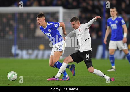 LEICESTER, ROYAUME-UNI. MAR 9th Luke Thomas de Leicester City combat avec Benjamin Bourigeaud de Rennes lors du match de l'UEFA Europa Conference League Round of 16 entre Leicester City et Stade Rennais F.C. au King Power Stadium de Leicester le jeudi 10th mars 2022. (Photo de Jon Hobley/MI News/NurPhoto) Banque D'Images