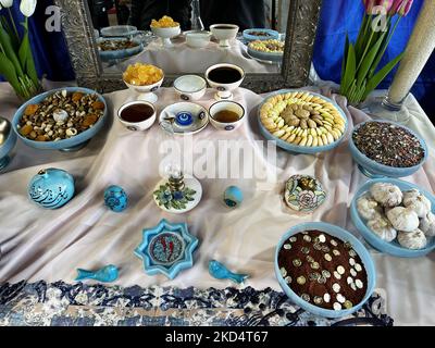 Articles traditionnels exposés dans un magasin iranien pour les prochaines vacances de Nevruz (nouvel an persan) à Toronto, Canada. Nevruz (Norooz, Nourooz, Newroz, Nowruz), qui signifie « nouveau jour », marque le premier jour du printemps, et est également célébré en Iran, Afghanistan, Azerbaïdjan, Albanie, Bashkortostan, Bahreïn, Géorgie, Turkménistan, Tadjikistan, Ouzbékistan, Kirghizistan et Kazakhstan, ainsi que parmi divers autres peuples iraniens et turcs du Kurdistan irakien, de la Syrie, du Liban, du Pakistan, de l'Inde, Le nord-ouest de la Chine, le Caucase, la Crimée et les Balkans. (Photo de Creative Touch Imaging Ltd./NurPhoto Banque D'Images