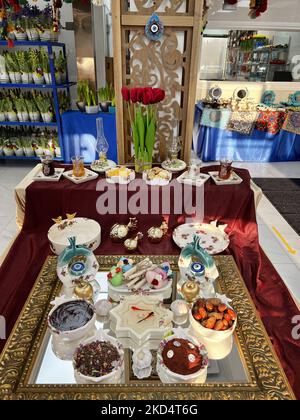 Articles traditionnels exposés dans un magasin iranien pour les prochaines vacances de Nevruz (nouvel an persan) à Toronto, Canada. Nevruz (Norooz, Nourooz, Newroz, Nowruz), qui signifie « nouveau jour », marque le premier jour du printemps, et est également célébré en Iran, Afghanistan, Azerbaïdjan, Albanie, Bashkortostan, Bahreïn, Géorgie, Turkménistan, Tadjikistan, Ouzbékistan, Kirghizistan et Kazakhstan, ainsi que parmi divers autres peuples iraniens et turcs du Kurdistan irakien, de la Syrie, du Liban, du Pakistan, de l'Inde, Le nord-ouest de la Chine, le Caucase, la Crimée et les Balkans. (Photo de Creative Touch Imaging Ltd./NurPhoto Banque D'Images