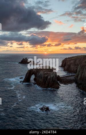 coucher de soleil à la fin des terres de cornwall avec enys dodnan et les formations rocheuses de chevalier armé format vert Banque D'Images