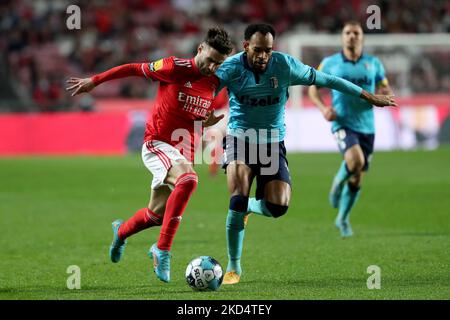 Rafa Silva de SL Benfica (L) rivalise avec Anderson Jesus du FC Vizela lors du match de football de la Ligue portugaise entre SL Benfica et FC Vizela au stade Luz à Lisbonne, Portugal sur 11 mars 2022. (Photo par Pedro Fiúza/NurPhoto) Banque D'Images