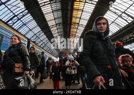 Réfugiés ukrainiens arrivant à la gare de Lviv, alors que des inondations de personnes fuient vers les pays voisins, dans le cadre de l'invasion russe, à Lviv, Ukraine, 11 mars, 2022. (Photo de CEng Shou Yi/NurPhoto) Banque D'Images