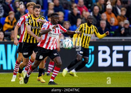 ARNHEM, PAYS-BAS - NOVEMBRE 5 : Matus Bero de vitesse, Joshua Kitolano de Sparta Rotterdam lors du match néerlandais entre vitesse et Sparta Rotterdam au Gelredome sur 5 novembre 2022 à Arnhem, pays-Bas (photo de René Nijhuis/Orange Pictures) Banque D'Images