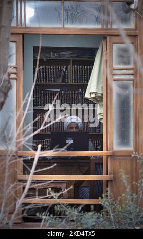 Un religieux iranien est assis derrière un écran d'ordinateur dans une pièce de la maison de l'ayatollah Ruhollah Khomeini, fondateur et premier dirigeant spirituel de la République islamique d'Iran, dans la ville sainte de Qom 145km (90 miles) au sud de Téhéran sur 10 mars 2022. (Photo de Morteza Nikoubazl/NurPhoto) Banque D'Images