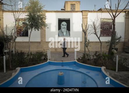 Un iranien prie en visitant la maison de l'ayatollah Ruhollah Khomeini, fondateur et premier chef spirituel de la République islamique d'Iran, dans la ville sainte de Qom 145km (90 miles) au sud de Téhéran sur 10 mars 2022. (Photo de Morteza Nikoubazl/NurPhoto) Banque D'Images