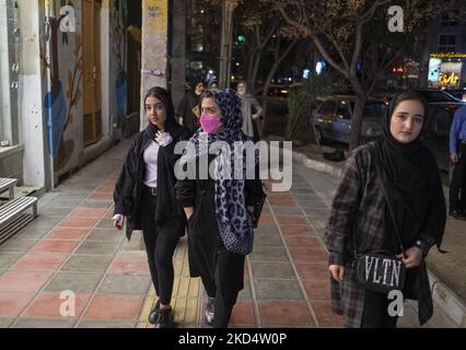 Les jeunes femmes iraniennes marchent le long d'une avenue dans la ville sainte de Qom 145km (90 miles) au sud de Téhéran sur 10 mars 2022. (Photo de Morteza Nikoubazl/NurPhoto) Banque D'Images