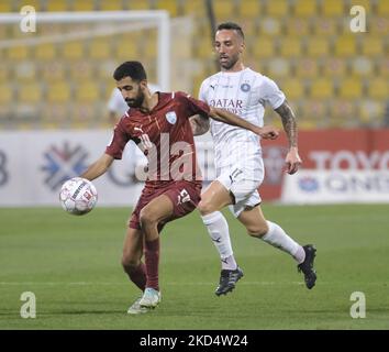 Nasser Saleh Al Yazidi (20) d'Al Wakrah et Guilherme Torres (17) d'Al Sadd se disputent le ballon lors du match de la QNB Stars League entre Al Sadd et Al Wakrah au stade Suheim bin Hamad à Doha, au Qatar, le 11 mars 2022. (Photo de Simon Holmes/NurPhoto) Banque D'Images