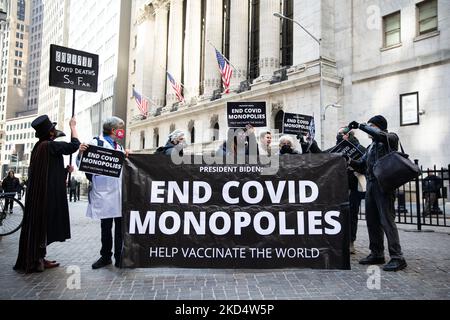 Les activistes participent à une participation non-finale en dehors de la Bourse de New York sur 11 mars 2022, le deuxième anniversaire de la pandémie de COVID-19, appelant à la fin de l'inégalité mondiale des vaccins. (Photo de Karla Ann Cote/NurPhoto) Banque D'Images