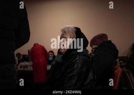 Une femme ukrainienne est vue se reposer à l'intérieur de l'abri géré par l'église communautaire locale de la ville d'Otaci, juste après avoir traversé la frontière moldave le 10-03-2022. (Photo de Matteo Placucci/NurPhoto) Banque D'Images