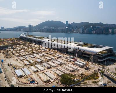 Une vue générale par drone de la construction de l'installation d'isolement communautaire près du terminal de croisière de kai Tak, à Hong Kong, en Chine, sur 11 mars 2022. (Photo de Marc Fernandes/NurPhoto) Banque D'Images