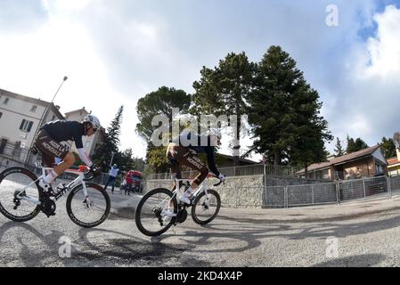 Schar Michael #16 (SUI) - AG2R équipe Citroën et Cosnefroy Benoit #14 (FRA) - AG2R équipe Citroën pendant le cyclisme Tirreno Adriatico Stage 6 - Apecchi-Carpegna sur 12 mars 2022 à Carpegna à Carpegna, Italie (photo de Roberto Bartoli/LiveMedia/NurnePhoto) Banque D'Images