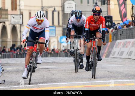 Ciccone Giulio #231 (ITA) - Trek - Segafredo et Bilbao Lopez de Armatia Pello #43 (ESP) - Bahreïn victorieux et Arensman Thymen #212 (NED) - équipe DSM, ligne d'arrivée pendant le cyclisme Tirreno Adriatico Stage 6 - Apecchi-Carpegna sur 12 mars 2022 à Carpegna à Carpegna, Italie (Photo de Roberto Bartomeoli/LiveMedia/NurPhoto) Banque D'Images