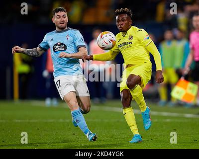 Samu Chukwueze (R) de Villarreal CF concurrence pour le ballon avec Javi Galan de Celta de Vigo pendant le match de la Liga Santander entre Villarreal CF et RC Celta de Vigo à l'Estadio de la Ceramica, 12 mars 2022, Villarreal, Espagne (photo de David Aliaga/NurPhoto) Banque D'Images