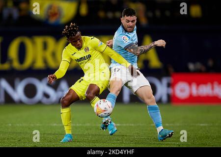 Samu Chukwueze (L) de Villarreal CF concurrence pour le ballon avec Javi Galan de Celta de Vigo pendant le match de la Liga Santander entre Villarreal CF et RC Celta de Vigo à l'Estadio de la Ceramica, 12 mars 2022, Villarreal, Espagne (photo de David Aliaga/NurPhoto) Banque D'Images