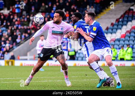 Jeriel Dorsett, de Rochdale AFC, s'attaque à Aaron Amadi-Holloway, du Barrow FC, lors du match de Sky Bet League 2 entre Rochdale et Barrow, à la Crown Oil Arena, à Rochdale, le samedi 12th mars 2022. (Photo de Ian Charles/MI News/NurPhoto) Banque D'Images