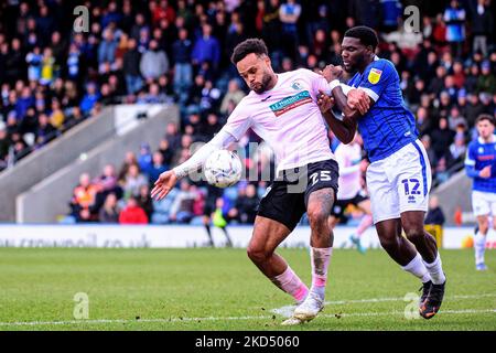 Jeriel Dorsett, de Rochdale AFC, s'attaque à Aaron Amadi-Holloway, du Barrow FC, lors du match de Sky Bet League 2 entre Rochdale et Barrow, à la Crown Oil Arena, à Rochdale, le samedi 12th mars 2022. (Photo de Ian Charles/MI News/NurPhoto) Banque D'Images