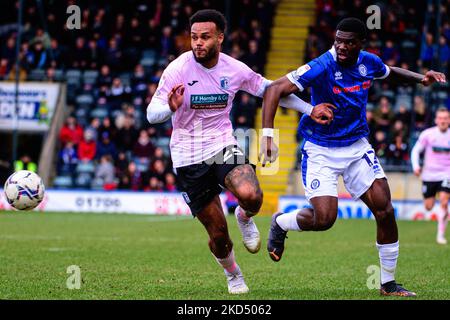 Jeriel Dorsett de Rochdale AFC tente de s'attaquer à Aaron Amadi-Holloway de Barrow FC lors du match de Sky Bet League 2 entre Rochdale et Barrow à la Crown Oil Arena, Rochdale, le samedi 12th mars 2022. (Photo de Ian Charles/MI News/NurPhoto) Banque D'Images