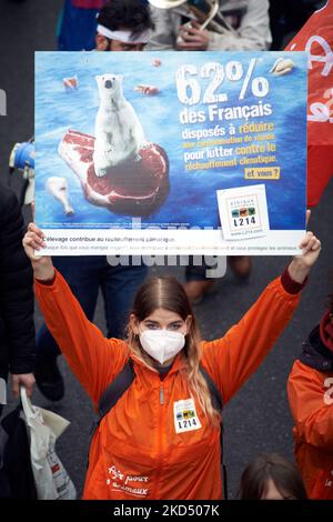 Une femme de l'ONG L214 porte un écriteau indiquant "62% des français sont prêts à arrêter la viande pour sauver le climat, et vous ?" Plusieurs milliers de personnes sont descendues dans les rues appelées par plusieurs organisations telles que XR, Greenpeace, jeunes pour le climat, Attac, ANV-COP21. Les manifestants veulent appeler les candidats à la présidence française à prendre en considération l'urgence climatique, qui est presque absente de la campagne politique. Cette protestation a été appelée « recherche » dans une référence à la fim « ne pas chercher », une métaphore de la crise climatique. Des marches comme celle-ci ont été organisées en 150 citie française Banque D'Images