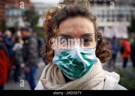 Portrait d'un jeune manifestant. Elle a peint la Terre sur son visage et porte un masque protecteur avec une main verte dessus. Plusieurs milliers de personnes sont descendues dans les rues appelées par plusieurs organisations telles que XR, Greenpeace, jeunes pour le climat, Attac, ANV-COP21. Les manifestants veulent appeler les candidats à la présidence française à prendre en considération l'urgence climatique, qui est presque absente de la campagne politique. Cette protestation a été appelée « recherche » dans une référence à la fim « ne pas chercher », une métaphore de la crise climatique. Des marches comme celle-ci ont été organisées dans 150 villes françaises. Toulo Banque D'Images