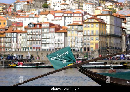 Porto Portugal bateau rabelo traditionnel avec pavillon de port de Graham utilisé pour transporter le vin et le port le long du fleuve Douro Banque D'Images