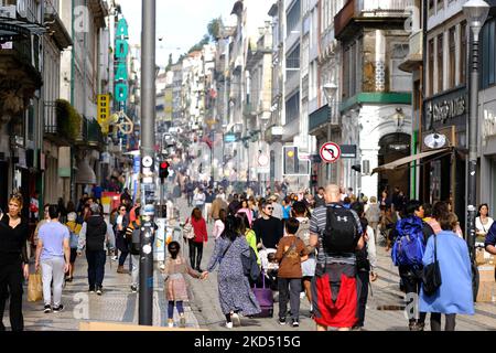 Porto Portugal - scène très animée le long de la rue commerçante principale de Rua de Santa Catarina dans le quartier de Bolhao - octobre 2022 Banque D'Images