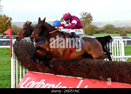 Fury Road, criée par le jockey Jack Kennedy (à droite, silks rouges) sur le chemin de gagner le Eventsec Chase pendant le deuxième jour du Ladbrokes Festival of Racing à l'hippodrome de Down Royal, Lisburn. Date de la photo: Samedi 5 novembre 2022. Banque D'Images