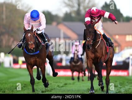 Fury Road, criée par le jockey Jack Kennedy (à droite, silks rouges) sur le chemin de gagner le Eventsec Chase pendant le deuxième jour du Ladbrokes Festival of Racing à l'hippodrome de Down Royal, Lisburn. Date de la photo: Samedi 5 novembre 2022. Banque D'Images