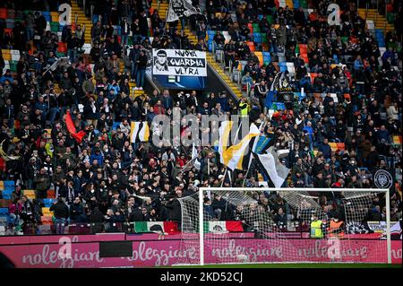 Supporters udinois pendant le football italien série A match Udinese Calcio vs AS Roma on 13 mars 2022 au stade Friuli - Dacia Arena à Udine, Italie (photo d'Ettore Griffoni/LiveMedia/NurPhoto) Banque D'Images