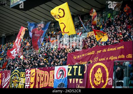 Supporters roms au cours du football italien série A match Udinese Calcio vs AS Roma on 13 mars 2022 au Frioul - stade Dacia Arena à Udine, Italie (photo d'Ettore Griffoni/LiveMedia/NurPhoto) Banque D'Images