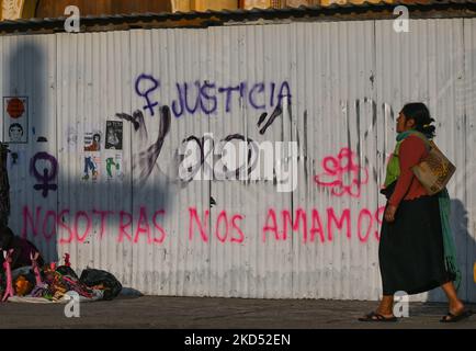 Une femme locale passe devant un graffiti lié au mouvement féministe sur un mur dans le centre de San Cristobal de las Casas. Samedi, 12 mars 2022, à San Cristobal de las Casas, Chiapas, Mexique. (Photo par Artur Widak/NurPhoto) Banque D'Images