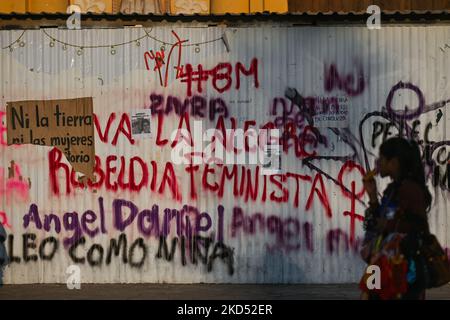 Une jeune femme passe devant un graffiti lié au mouvement féministe sur un mur dans le centre de San Cristobal de las Casas. Samedi, 12 mars 2022, à San Cristobal de las Casas, Chiapas, Mexique. (Photo par Artur Widak/NurPhoto) Banque D'Images
