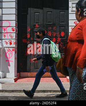 Les gens passent les graffitis liés au féminisme et la porte d'entrée vandalisée de la Faculté de droit de l'Université dans le centre de San Cristobal de las Casas. Samedi, 12 mars 2022, à San Cristobal de las Casas, Chiapas, Mexique. (Photo par Artur Widak/NurPhoto) Banque D'Images