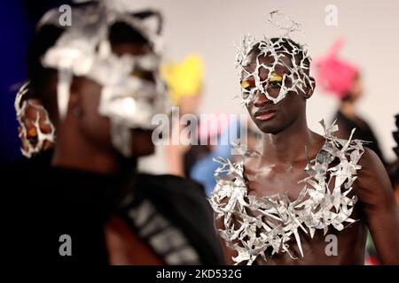 Un modèle présente une création du couturier portugais Valentim Quaresma lors de l'édition 58th de la semaine de la mode de Lisbonne à Lisbonne, Portugal sur 13 mars 2022. (Photo par Pedro Fiúza/NurPhoto) Banque D'Images