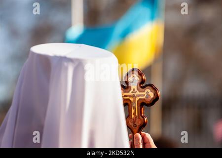 Le Metropolitan Borys Gudziak de l'Eglise catholique ukrainienne mène une prière lors d'une veillée à la Maison Blanche pour les personnes tuées en Ukraine. Des centaines de personnes se sont rassemblées pour se souvenir des victimes de la guerre russe en cours et honorer leur vie. L'événement était parrainé par United Help Ukraine et des militants ukrainiens américains, des organisations d'assistance et de défense des droits basées aux États-Unis. (Photo d'Allison Bailey/NurPhoto) Banque D'Images