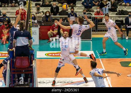 Elia Bossi (Cisterna) pointes pendant le volley-ball Italien Serie A Men SuperLeague Championship Consar Ravenna vs Top Volley Cisterna sur 13 mars 2022 à la Pala de Andre à Ravenna, Italie (photo de Daniele Ricci/LiveMedia/NurPhoto) Banque D'Images