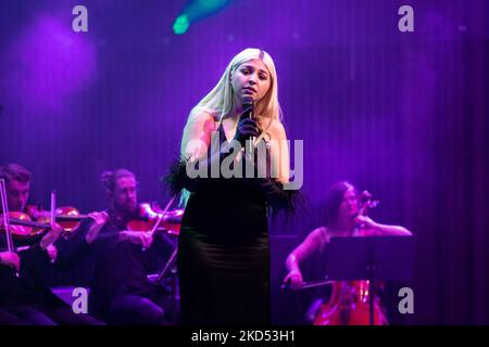 La chanteuse portugaise Barbara Bandeira, participante des enfants voix en 2014, nominée pour le prix du meilleur acte portugais, catégorie des MTV Europe Music Awards en 2018, donne le dernier concert de la tournée en acoustique, à Sala Suggia, à Casa da Musica, le 13th mars 2022, à Porto, Portugal (Photo de Rita Franca/NurPhoto) Banque D'Images