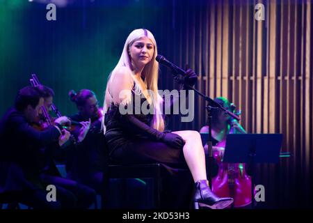 La chanteuse portugaise Barbara Bandeira, participante des enfants voix en 2014, nominée pour le prix du meilleur acte portugais, catégorie des MTV Europe Music Awards en 2018, donne le dernier concert de la tournée en acoustique, à Sala Suggia, à Casa da Musica, le 13th mars 2022, à Porto, Portugal (Photo de Rita Franca/NurPhoto) Banque D'Images