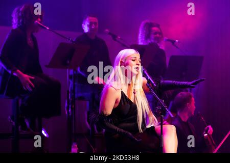 La chanteuse portugaise Barbara Bandeira, participante des enfants voix en 2014, nominée pour le prix du meilleur acte portugais, catégorie des MTV Europe Music Awards en 2018, donne le dernier concert de la tournée en acoustique, à Sala Suggia, à Casa da Musica, le 13th mars 2022, à Porto, Portugal (Photo de Rita Franca/NurPhoto) Banque D'Images