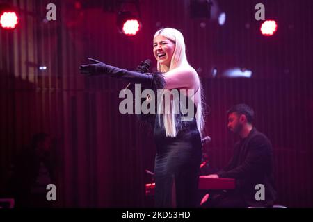 La chanteuse portugaise Barbara Bandeira, participante des enfants voix en 2014, nominée pour le prix du meilleur acte portugais, catégorie des MTV Europe Music Awards en 2018, donne le dernier concert de la tournée en acoustique, à Sala Suggia, à Casa da Musica, le 13th mars 2022, à Porto, Portugal (Photo de Rita Franca/NurPhoto) Banque D'Images