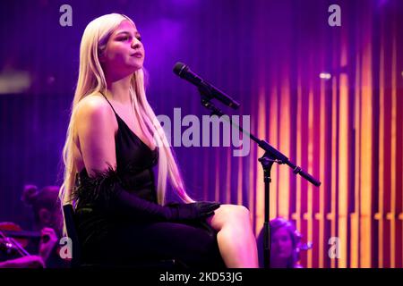 La chanteuse portugaise Barbara Bandeira, participante des enfants voix en 2014, nominée pour le prix du meilleur acte portugais, catégorie des MTV Europe Music Awards en 2018, donne le dernier concert de la tournée en acoustique, à Sala Suggia, à Casa da Musica, le 13th mars 2022, à Porto, Portugal (Photo de Rita Franca/NurPhoto) Banque D'Images