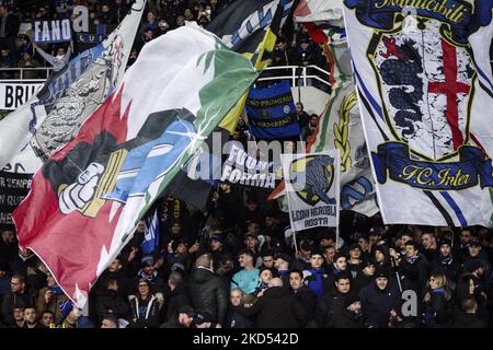 Les fans d'Inter supporters applaudissent pendant le match de football de la série A n.29 TURIN - INTER sur 13 mars 2022 au Stadio Olimpico Grande Turin à Turin, Piémont, Italie. (Photo de Matteo Bottanelli/NurPhoto) Banque D'Images