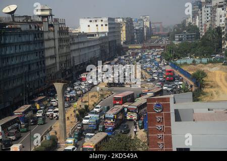 Les navetteurs traversent un embouteillage à Dhaka, au Bangladesh, sur 13 mars 2022. (Photo par Mamunur Rashid/NurPhoto) Banque D'Images