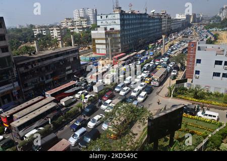 Les navetteurs traversent un embouteillage à Dhaka, au Bangladesh, sur 13 mars 2022. (Photo par Mamunur Rashid/NurPhoto) Banque D'Images