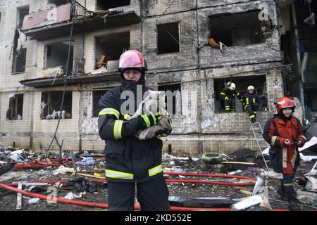 Le pompier porte un chat qui a été sauvé d'un appartement dans un bâtiment résidentiel qui a été frappé par une coquille, alors que la Russie attaque l'Ukraine continue, dans le district d'Obolon à Kiev, Ukraine, 14 mars 2022. (Photo de Maxym Marusenko/NurPhoto) Banque D'Images