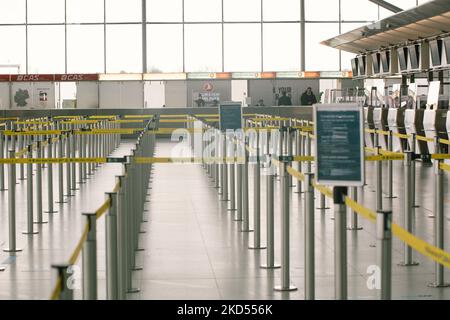 Une zone d'enregistrement presque vide est visible à l'aéroport de Cologne Bonn pendant la grève à plusieurs aéroports allemands de Cologne, Allemagne sur 14 mars 2022 (photo de Ying Tang/NurPhoto) Banque D'Images